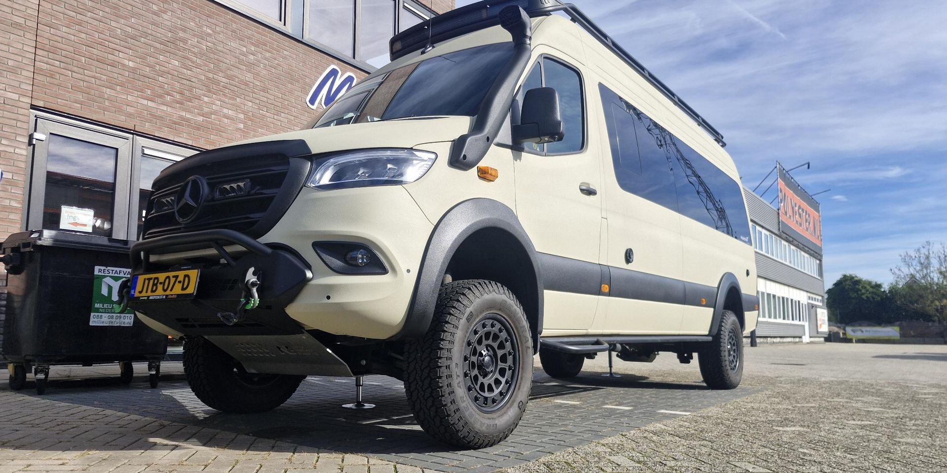 Mercedes Sprinter 4x4 op de stempels van een levelsysteem voor het pand van Mees Outdoor in Mijdrecht
