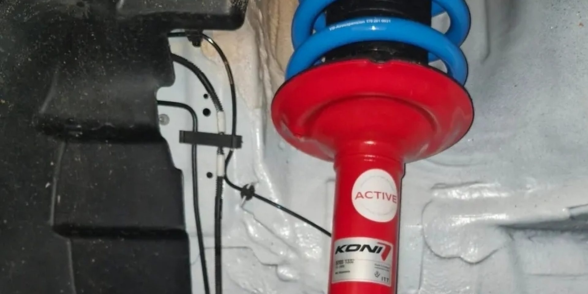 KONI schokdemper met VB-Airsuspension veer, gemonteerd in de wielkast van een camper