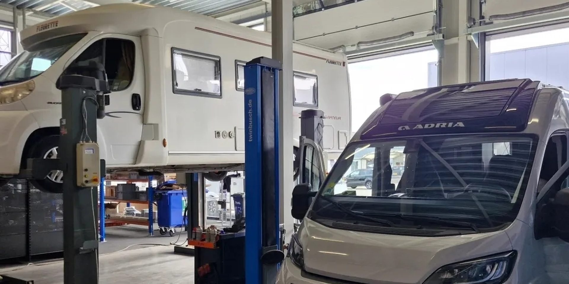 Campers op de bruggen in de werkplaats van Mees Outdoor in Mijdrecht