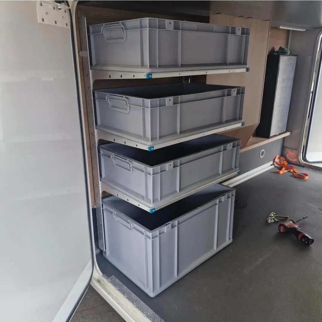 YouRS-rek met vier grote Euroboxen in de achtergarage van een camper, gemonteerd door Mees Outdoor